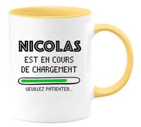 quotedazur - Mug Humour Personnalisé Nicolas Est En Cours De Chargement Veuillez Patienter - Jaune/Céramique