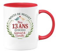 quotedazur - Mug Humour Personnalisé Noces De Muguet Nos 13 Ans 20/08/2024 Gabriel & Camille - Rouge/Céramique