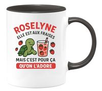 quotedazur - Mug Humour Personnalisé Roselyne Elle Est Aux Fraises Mais C'est Pour Ca Qu'on L'adore - Noir/Céramique