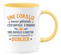quotedazur - Mug Humour Personnalisé Une Coralie Aussi Géniale C'est Difficile À Trouver Très Difficile À Quitter Carrément Impossible À Oublier - Jaune/Céramique