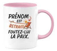 quotedazur - Mug Humour Prénom Est En Retraite, Respectez Sa Tranquillité Avec Cette Tasse Personnalisée. - Cadeau Original Pour Tasse Unique Retraite Tranquillité