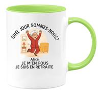 quotedazur - Mug Humour Quel Jour Sommes-Nous? Alice Je M'en Fous Suis En Retraite Cadeau Idéale Tasse Humoristique Femme Originale