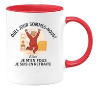 quotedazur - Mug Humour Quel Jour Sommes-Nous? Alice Je M'en Fous Suis En Retraite Cadeau Idéale Tasse Humoristique Femme Originale