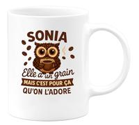 quotedazur - Mug Humour Sonia A Un Grain, C’Est Pour Ça Qu’On L’Adore, Parfait Cadeau Original Et Tasse Personnalisée Femme Unique