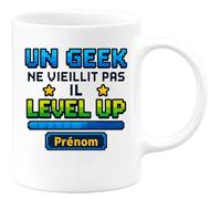 quotedazur - Mug Humour Un Geek Ne Vieillit Pas Il Level Up Avec Prénom Personnalisé - Idée Cadeau Originale Tasse Gamer Anniversaire Personnalisée