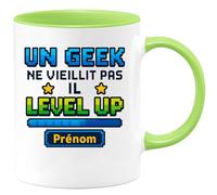 quotedazur - Mug Humour Un Geek Ne Vieillit Pas Il Level Up Avec Prénom Personnalisé Idée Cadeau Originale Tasse Gamer Anniversaire Personnalisée