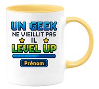 quotedazur - Mug Humour Un Geek Ne Vieillit Pas Il Level Up Avec Prénom Personnalisé Idée Cadeau Originale Tasse Gamer Anniversaire Personnalisée