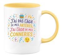 quotedazur - Mug J'ai pas l'âge de mes artères, j'ai l'âge de mes conneries - Tasse Cadeau Anniversaire Femme - Jaune/Céramique