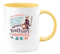 quotedazur - Mug J'ai survécu aux devoirs, aux crises et aux ados : je suis une warrior maman - Tasse Cadeau Maman Femme - Jaune/Céramique