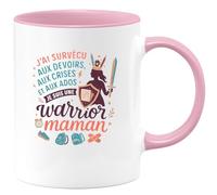 quotedazur - Mug J'ai survécu aux devoirs, aux crises et aux ados : je suis une warrior maman - Tasse Cadeau Maman Femme - Rose/Céramique