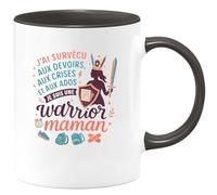 quotedazur - Mug J'ai survécu aux devoirs, aux crises et aux ados : je suis une warrior maman - Tasse Cadeau Maman Femme - Noir/Céramique