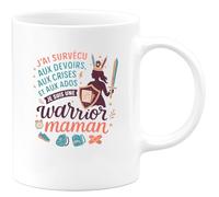 quotedazur - Mug J'ai survécu aux devoirs, aux crises et aux ados : je suis une warrior maman - Tasse Cadeau Maman Femme - Blanc/Céramique