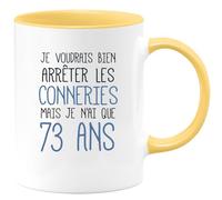 quotedazur - Mug J'Aimerai Bien Arrêter Les Conneries Mais Je N'Ai Que 73 Ans - Jaune/Céramique