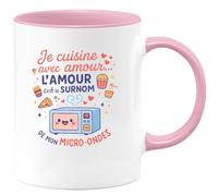 quotedazur - Mug je cuisine avec amour... l'amour c'est le surnom de mon micro-ondes - Tasse Cadeau Humour Femme - Rose/Céramique
