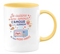 quotedazur - Mug je cuisine avec amour... l'amour c'est le surnom de mon micro-ondes - Tasse Cadeau Humour Femme - Jaune/Céramique