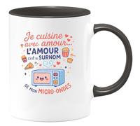 quotedazur - Mug je cuisine avec amour... l'amour c'est le surnom de mon micro-ondes - Tasse Cadeau Humour Femme - Noir/Céramique