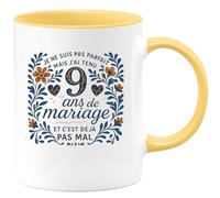 quotedazur - Mug je ne suis pas parfait mais j'ai tenu 9 ans de mariage et c'est déjà pas mal - Tasse Cadeau Noces de Faïence Homme - Jaune/Céramique