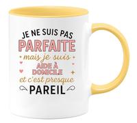 quotedazur - Mug Je ne suis pas parfaite mais je suis Aide à domicile et c'est presque pareil - Tasse Cadeau Aide à domicile Femme - Jaune/Céramique