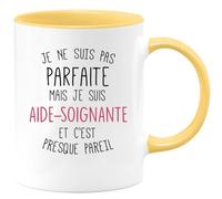 quotedazur - Mug Je Ne Suis Pas Parfaite Mais Je Suis Aide Soignante Et C'est Presque Pareil - Jaune/Céramique