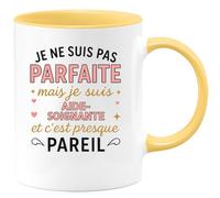 quotedazur - Mug Je ne suis pas parfaite mais je suis Aide-soignante et c'est presque pareil - Tasse Cadeau Aide-soignante Femme - Jaune/Céramique