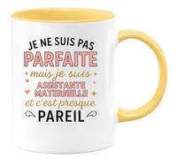 quotedazur - Mug Je ne suis pas parfaite mais je suis Assistante maternelle et c'est presque pareil - Tasse Cadeau Assistante maternelle Femme - Jaune/Céramique