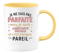 quotedazur - Mug Je ne suis pas parfaite mais je suis Assistante sociale et c'est presque pareil - Tasse Cadeau Assistante sociale Femme - Jaune/Céramique