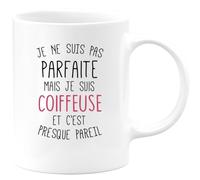 quotedazur - Mug Je Ne Suis Pas Parfaite Mais Je Suis Coiffeuse Et C'est Presque Pareil - Blanc/Céramique