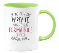 quotedazur - Mug Je Ne Suis Pas Parfaite Mais Je Suis Formatrice Et C'est Presque Pareil - Vert/Céramique