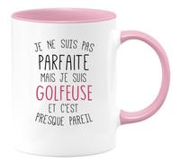 quotedazur - Mug Je Ne Suis Pas Parfaite Mais Je Suis Golfeuse Et C'est Presque Pareil - Rose/Céramique