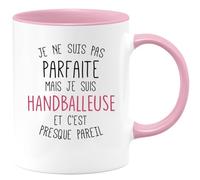 quotedazur - Mug Je Ne Suis Pas Parfaite Mais Je Suis Handballeuse Et C'est Presque Pareil - Rose/Céramique