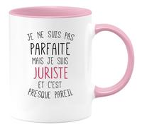 quotedazur - Mug Je Ne Suis Pas Parfaite Mais Je Suis Juriste Et C'est Presque Pareil - Rose/Céramique