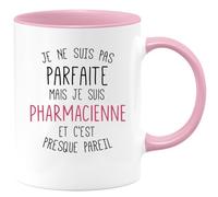 quotedazur - Mug Je Ne Suis Pas Parfaite Mais Je Suis Pharmacienne Et C'est Presque Pareil - Rose/Céramique