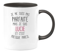 quotedazur - Mug Je Ne Suis Pas Parfaite Mais Lucie Et C'est Presque Pareil Noir/Céramique