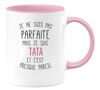 quotedazur - Mug Je Ne Suis Pas Parfaite Mais Tata Et C'est Presque Pareil Rose/Céramique