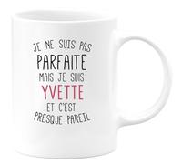 quotedazur - Mug Je Ne Suis Pas Parfaite Mais Yvette Et C'est Presque Pareil Blanc/Céramique