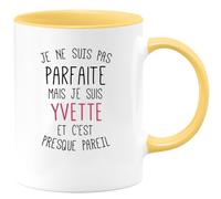 quotedazur - Mug Je Ne Suis Pas Parfaite Mais Yvette Et C'est Presque Pareil Jaune/Céramique