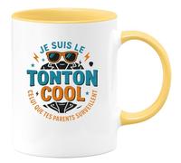 quotedazur - Mug Je suis le tonton cool, celui que tes parents surveillent - Tasse Cadeau Tonton Homme - Jaune/Céramique