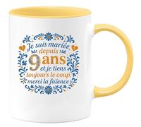 quotedazur - Mug je suis mariée depuis 9 ans et je tiens toujours le coup, merci la faïence - Tasse Cadeau Noces de Faïence Femme - Jaune/Céramique