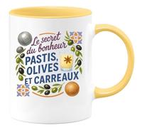 quotedazur - Mug Le secret du bonheur : pastis, olives et carreaux - Tasse Cadeau Pétanque Homme - Jaune/Céramique
