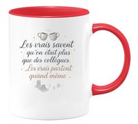 quotedazur - Mug Les vrais savent qu'on était plus que des collègues. Les vrais partent quand même - Tasse Cadeau Départ collègue - Rouge/Céramique