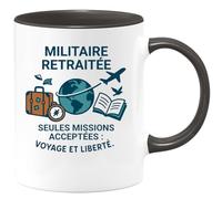 quotedazur - Mug Militaire retraitée. Seules missions acceptées : voyage et liberté. - Tasse Cadeau Départ Retraite Femme - Noir/Céramique
