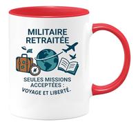 quotedazur - Mug Militaire retraitée. Seules missions acceptées : voyage et liberté. - Tasse Cadeau Départ Retraite Femme - Rouge/Céramique
