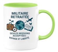 quotedazur - Mug Militaire retraitée. Seules missions acceptées : voyage et liberté. - Tasse Cadeau Départ Retraite Femme - Vert/Céramique