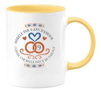 quotedazur - Mug modelé par 9 ans d'amour comme une belle pièce de faïence - Tasse Cadeau Noces de Faïence Homme - Jaune/Céramique