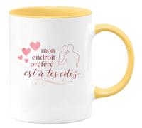 quotedazur - Mug mon endroit préféré est à tes côtés - Tasse Cadeau Saint-Valentin, Amour, Couple Femme - Jaune/Céramique