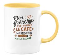 quotedazur - Mug Mon frère c'est comme le café, il a un grain mais je l'adore - Tasse Cadeau Frère Homme - Jaune/Céramique