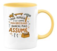 quotedazur - Mug Mon humour c'est comme mon bricolage : bancal mais assumé - Tasse Cadeau Humour Homme - Jaune/Céramique