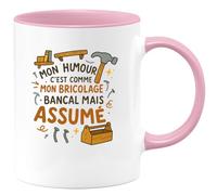 quotedazur - Mug Mon humour c'est comme mon bricolage : bancal mais assumé - Tasse Cadeau Humour Homme - Rose/Céramique