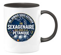 quotedazur - Mug ne jamais sous-estimer un sexagénaire qui joue à la pétanque - Tasse Cadeau Pétanque Homme - Noir/Céramique