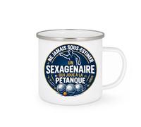 quotedazur - Mug ne jamais sous-estimer un sexagénaire qui joue à la pétanque - Tasse Cadeau Pétanque Homme - Blanc/Emaillé